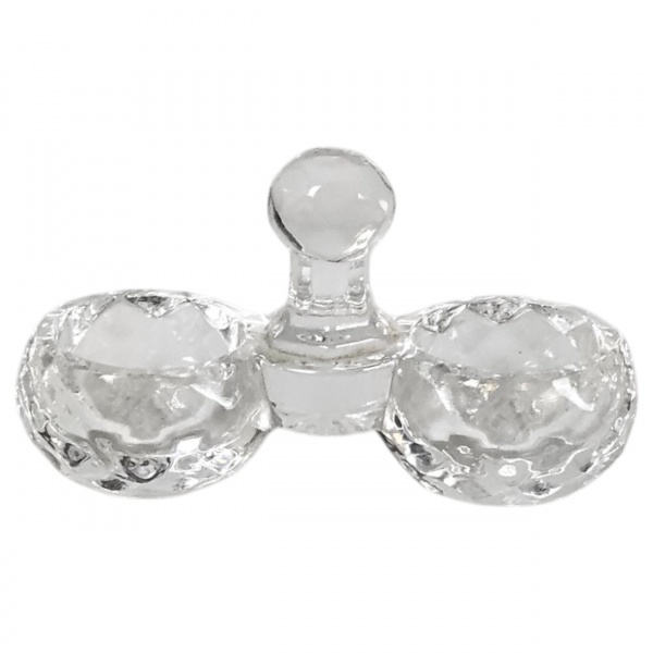 Baccarat, France. Saleiro e pimenteiro de cristal translúcido, lapidação losangular, unidos por haste central, selados. 11 x 4,5 cm de altura.