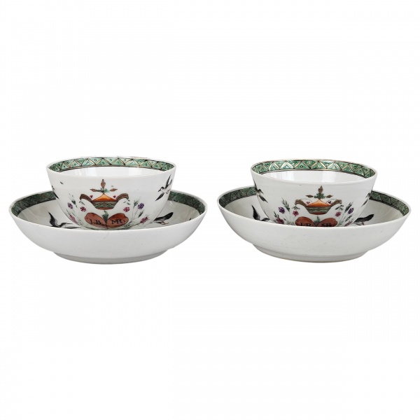 Par de xícaras e seus pires de porcelana chinbesa, séc.XVIII, período Yongzheng, familia verde.decoração passaros e insetos 8 x 6 cm altura.