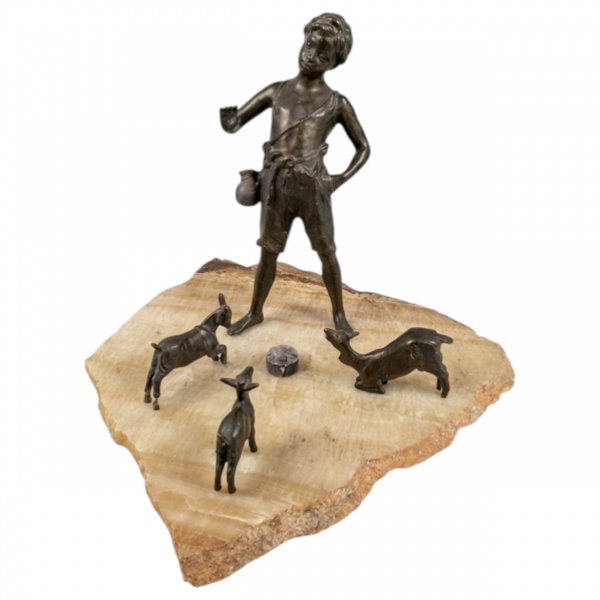 Escultura O Jovem Pastor em Bronze Patinado sobre Base de AlabastroDescrição: Imponente grupo escultórico em bronze de pátina escura, representando figura masculina jovem em trajes campestres, ladeado