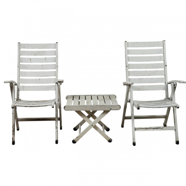 Conjunto de par de cadeiras de jardim dobrável em madeira ripada com braços e mesa auxiliar, pintada de branco com acabamento rústico/pátina. Cadeiras 62 x 60 x 106 cm altura e mesa 60 x 45 x 44 cm al