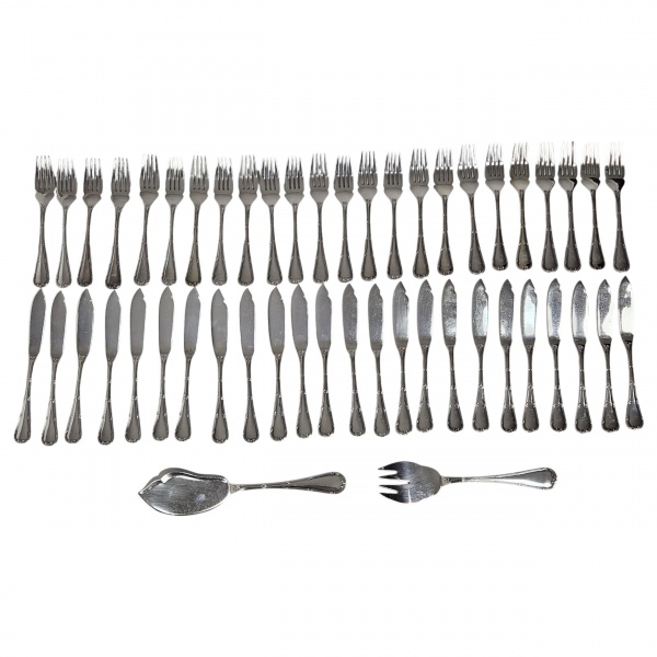 Serviço para peixe de metal espessurado a prata, manufatura Vix e Fracalanza, composto de: 24 garfos, 24 facas, espatula e garfo de servir. Totalizando 50 peças.