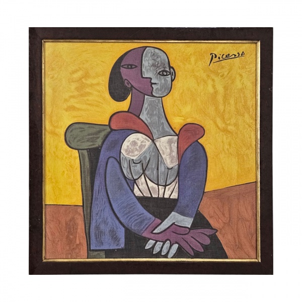 Pablo Picasso. Figura feminina - lenço de seda emoldurado baseado na obra Femme à la Chaise sur Fond Jaune (Mulher na Cadeira com Fundo Amarelo), criada originalmente pelo artista espanhol Pablo Picas
