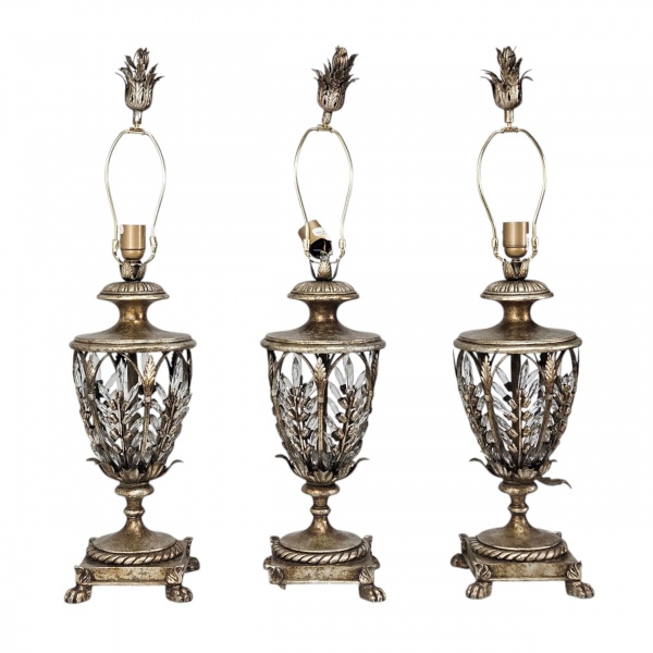 Conjunto de três abajures de mesa vintage, estilo Hollwood Regency. Corpo central apresenta uma combibação de metal fundido com acabamento em pátina dourada envelhecida, o vidro central é envolto por