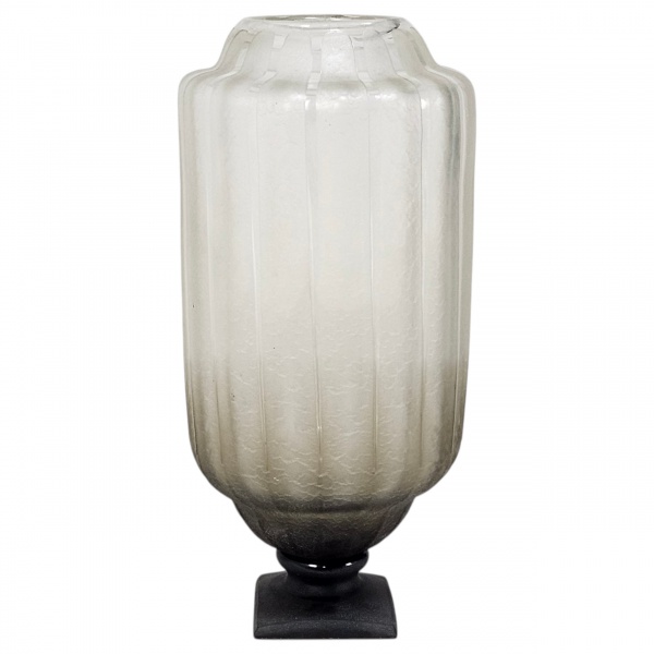 Vaso de vidro jateado (satiné) estilo Art Déco. Apresenta linhas verticais caneladas e geométricas com um acabamento fosco degradê que transiciona para tons fumê mais escuros na base quadrada muito va