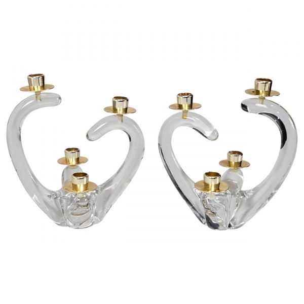 Par de candelabros modernistas de meados do século, de cristal de alta qualidade com detalhes em latão dourado, criados e assinados pela renomada vidraria francesa Schneider. Cada peça possui 4 braços