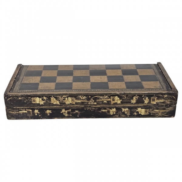 Tabuleiro de xadrez e gamão dobrável de laca chinesa de exportação. Dinastia Qing séc. XIX. (1810-1860). Fabricado em madeira revestida com laca preta e ricamente ornamentado com dourações detalhadas,