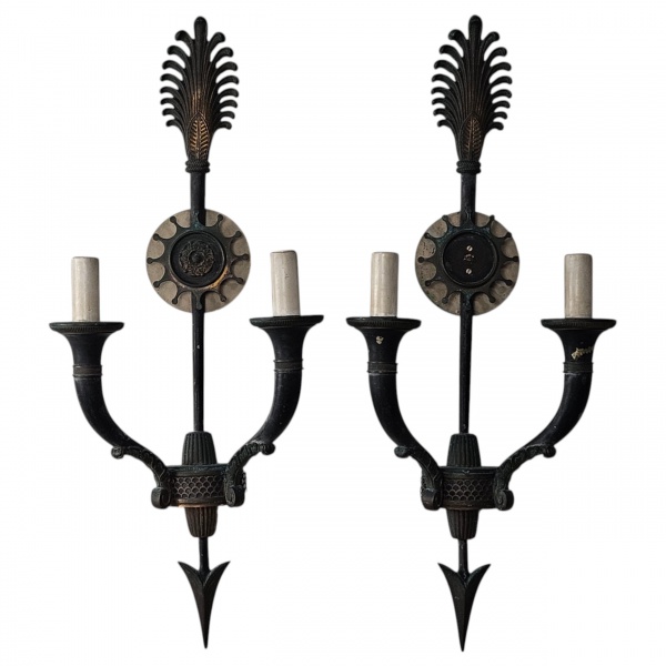 Par de arandelas (apliques de arede) em bronze para duas luzes, estilo império frances do séc. XIXI, estrutura central simula uma flecha ou tocha encimada por elegante arranjo de plumas; os braços cur