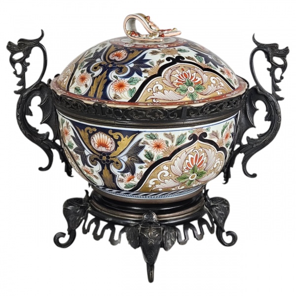 Incensário japonês (conhecido como Kor) de porcelana Imari com montagem européia em bronze. Alças laterais em formato de dragões estilizados e a base com pés de garra ou figuras mitológicas em bronze