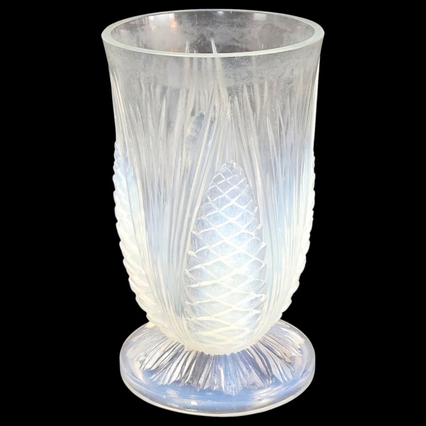 Verlys, France. Bela floreiro de cristal satine, base circular, corpo lapidado a mão com elementos geométricos e fitomorfos repetitivos. Assinado no fundo externo. 24cm altura. Apresenta trinca na bas