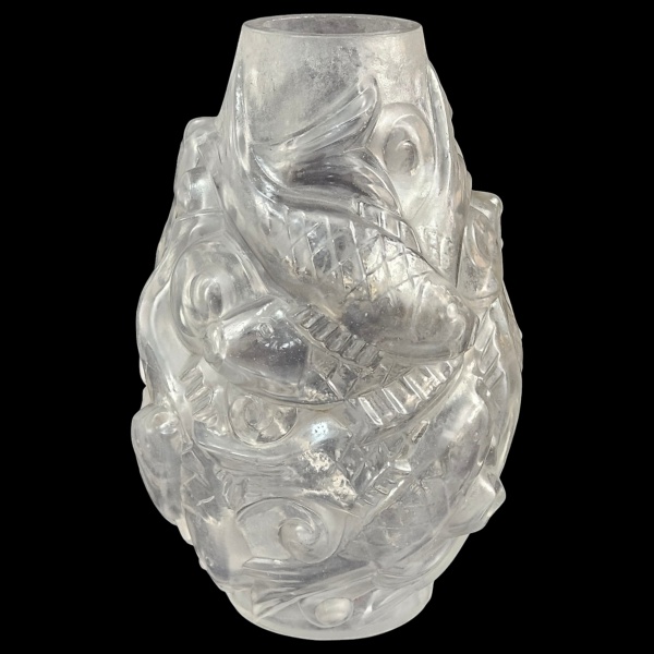 Degué (David Gueron) 1926. Cristallerie de Compiègne. Belíssimo vaso de cristal liso e fosqueado de estilo Art Deco, moldado em alto e baixo relevo com peixes entre estilizações orgânicas. 28 cm altur