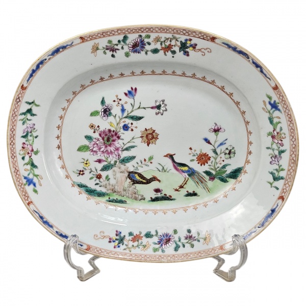 Bela travessa de porcelana Cia das Índias, séc, XVIII, período Qing, dinastia Qianlong, pertencente ao Serviço do Pavões ou Double Peacock Service, formato retangular arredondada as quinas, esmaltagem