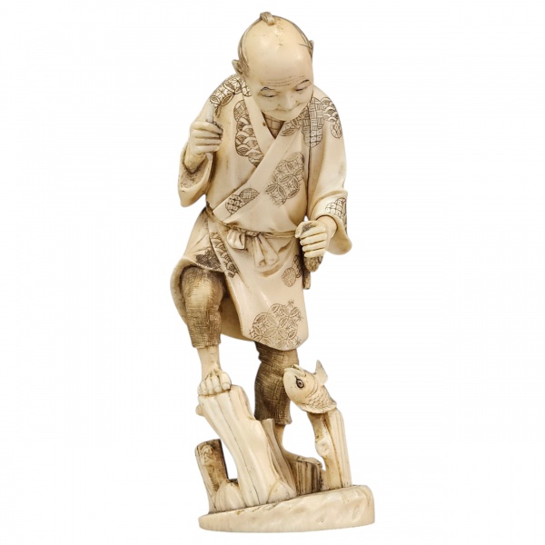 Escultura de marfim japones, dicromático, período Meiji, representando pescador olhando seu pescado. Base circular com estilizações vegetais. 16 cm altura. (Falta a vara de pesca).
