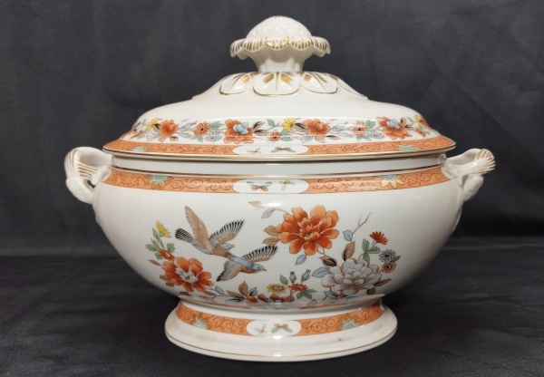 Lote 40 VISTA ALEGRE (MAGNÓLIA) - Sopeira em porcelana portuguesa, decorada com cena ... Valor atual