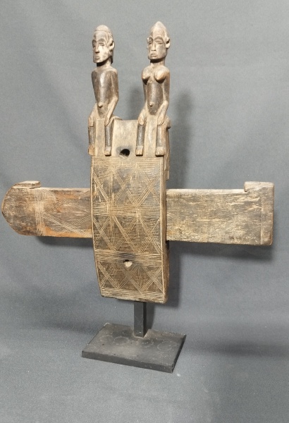 Lote 158 ARTE AFRICANA - Tranca esculpida em madeira para porta de celeiro. Etnia Dogon, ... Valor a