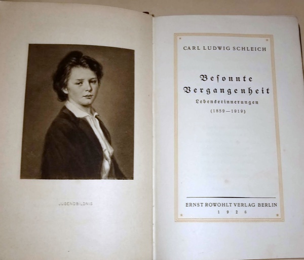 " BEFONNTE  BERGANGENHEIT - Lebenserinnerungen (1859-1919)  -  Carls Ludwig Schleich - Editora: Ernst Rowohlt Verlag Berlin - 1926 -  Idioma: Alemão -  livro que contem as memórias do famoso médico foi um dos mais lidos na Alemanha e se tornou praticamente o 1º Best Seller detalhando a forma e imagem do mundo burguês da Alemanha nas décadas anteriores à Primeira Guerra Mundial. 348 páginas em muito bom estado amareladas pelo tempo. Capa dura marmorizado lateral em couro verde com letras em douração Contem ilustrações fotográficas