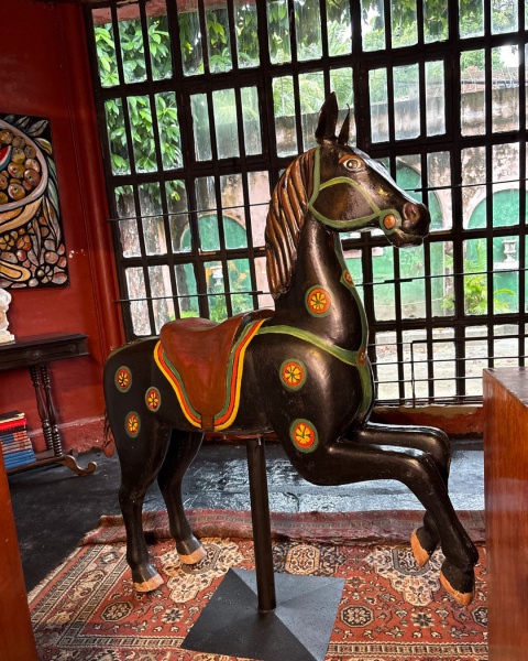 Joias . Antigo cavalo de carrossel esculpido. cavalo é feito em fibra de vidro, ...