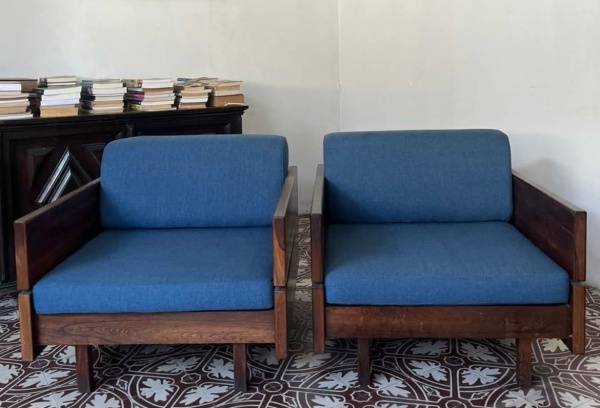 Joias . Cadeiras da década de 70 em jacarandá maciço, com estufado. medida: 90 cm de ...