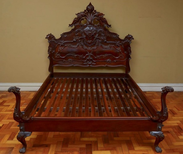 Joias . Cama em jacarandá: estilo Dom José, medindo 167cm x 178cm de altura, esculpida ...