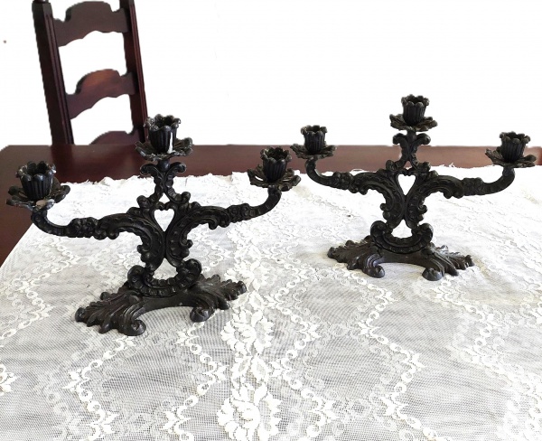 Joias . PAR DE CANDELABROS 3 VELAS POSSIVELMETE ANTIMONIO PINRTADO DE PRETO. ...