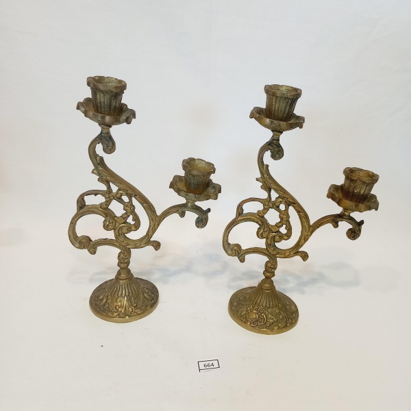 Lote 88 664  VINTAGE -- Par de castiçais em bronze,  pes trabalhados  em formato de ... Valor inicia