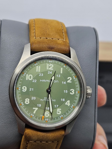 Joias . Hamilton Khaki Field Titanium Automático (modelo H70545560) com um mostrador ...