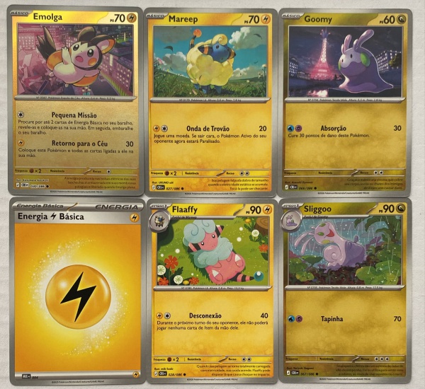 Emolga: Pokémon Básico com 70 HP, com os ataques "Pequena Missão" e "Retorno para o Céu" (dano 30). Mareep: Pokémon Básico com 70 HP, com o ataque "Onda de Trovão" (dano 20), que pode paralisar o Pokémon do oponente. Goomy: Pokémon Básico com 60 HP, com o ataque "Absorção" (dano 30), que cura 30 pontos de dano deste Pokémon. Energia Raio Básica: Carta de energia necessária para os ataques do tipo elétrico. Flaaffy: Pokémon de Estágio 1 com 90 HP, com o ataque "Desconexão" (dano 40), que impede o oponente de jogar cartas de item. Sliggoo: Pokémon de Estágio 1 com 90 HP, com o ataque "Tapinha" (dano 70).