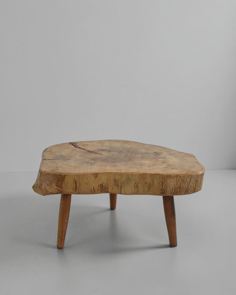 Mesa de Centro Rústica - Peça de presença marcante, que valoriza a beleza natural da madeira e o caráter artesanal de sua concepção. Seu design robusto e atemporal permite harmonização com diferentes