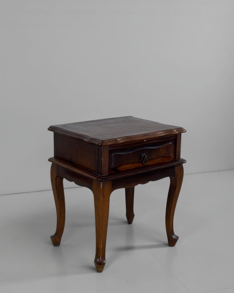 Criado-Mudo Colonial - Elegante exemplar do mobiliário de inspiração colonial, destacando-se pelas linhas clássicas e pela funcionalidade que atravessa gerações. Sua estrutura robusta e proporções har