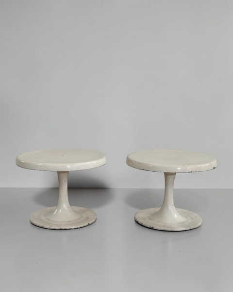 Par de Mesas Laterais, Anos 70 - Belas peças representativas do design da década de 1970, caracterizadas por suas linhas limpas e proporções equilibradas, que traduzem a estética moderna do período. V