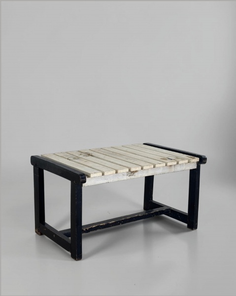 Mesa de Centro, Anos 60 - Charmosa peça para área externa, combinando funcionalidade e estética em uma composição de linhas equilibradas e visual atemporal. Ideal para varandas, jardins ou espaços de