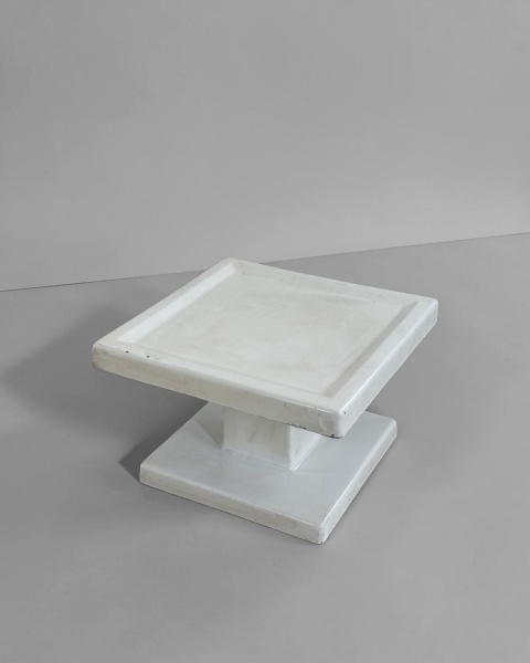 Mesa de Centro, Anos 70 - Versátil e funcional, é ideal para compor salas de estar e ambientes de convivência, agregando personalidade e charme à decoração. Medidas: 60 cm de comprimento, 60 cm de lar