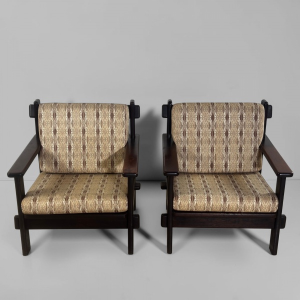 Par de Poltronas, Anos 60 - Produzidas em madeira nobre, apresentam desenho característico do período, evidenciando linhas equilibradas, estrutura sólida e a qualidade construtiva típica do mobiliário