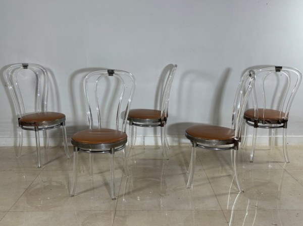 Set de 5 Cadeiras, Anos 70 - Conjunto representativo do design da década de 1970, produzido em acrílico e metal, materiais que traduzem a linguagem moderna e inovadora característica do período. As pe