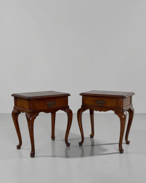 Par de Criados-Mudos Coloniais - Elegante conjunto de inspiração colonial, caracterizado por linhas clássicas, proporções harmoniosas e construção robusta, refletindo a tradição do mobiliário de época