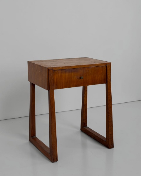 Mesa Auxiliar, Anos 60 - Produzida em caviúna maciça e laminada, combinando a resistência da madeira nobre com a sofisticação característica do design moderno do período. Versátil e funcional, pode se