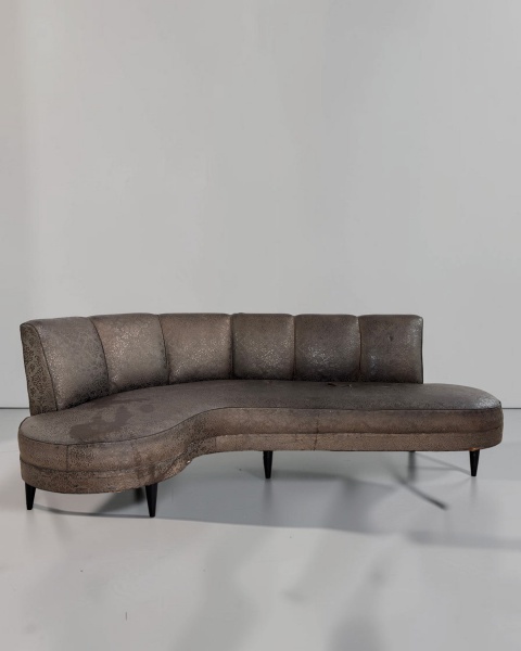 Sofá Feijão, Anos 50 - Caracterizado por seu formato orgânico e envolvente, inspirado nas linhas fluidas que marcaram o design moderno do período. Apoiado sobre pés ebanizados, destaca-se pela elegânc
