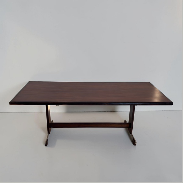 Mesa de Jantar, L'Atelier (atribuído) - Destacando-se pelas linhas contemporâneas, proporções generosas e refinada qualidade construtiva. Seu desenho equilibrado alia sofisticação e funcionalidade, to