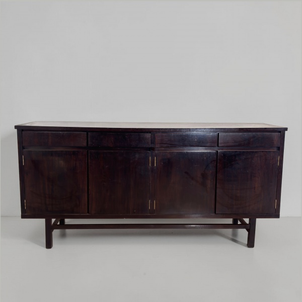 Balcão, Anos 60 - Produzido em madeira nobre, destacando-se pela solidez construtiva, acabamento refinado e linhas elegantes características do design moderno do período. Além de sua ampla capacidade