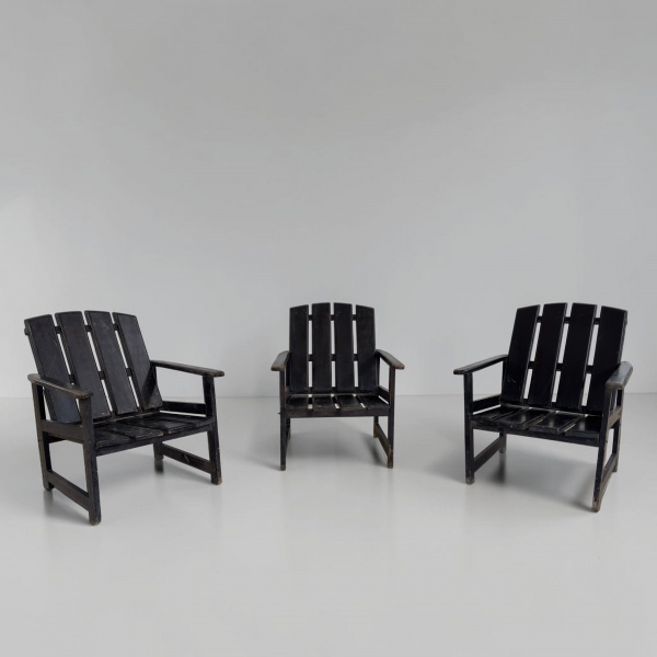 Trio de Poltronas, Sergio Rodrigues (atribuído) - Elegante conjunto de poltronas de linhas modernas, atribuído ao consagrado designer brasileiro, evidenciando o equilíbrio entre conforto, funcionalida