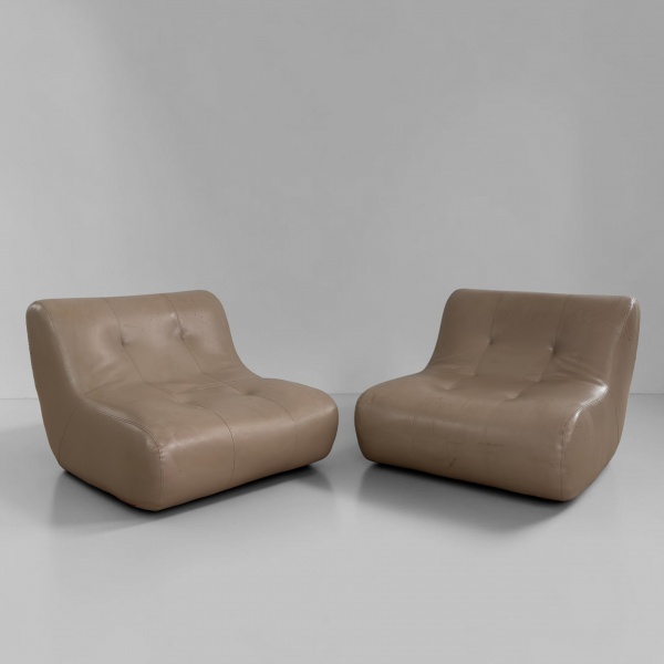 Par de Poltronas, Anos 70 - Caracterizado por linhas marcantes, proporções generosas e estética atemporal, refletindo a linguagem moderna que definiu o mobiliário do período. As peças aliam conforto e