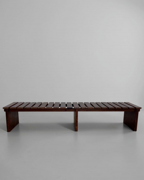 Banco Ripado, Anos 60 - Elegante exemplar do mobiliário brasileiro da década de 1960, produzido em jacarandá laminado, destacando-se pelo desenho ripado de grande apelo estético e pela beleza dos veio