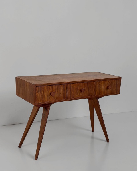 Aparador, Zanine Caldas - Elegante peça produzida em compensado, destacando-se pelo desenho de linhas limpas, funcionalidade e valorização da madeira, características marcantes de sua produção. Versát