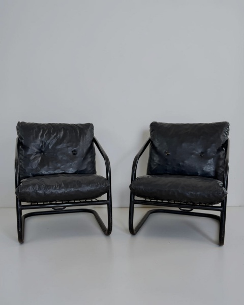 Par de Poltronas, Geraldo de Barros - Elegante conjunto produzido em ferro tubular. As peças destacam-se pelas linhas limpas, estrutura leve e excelente qualidade construtiva, unindo conforto, funcion