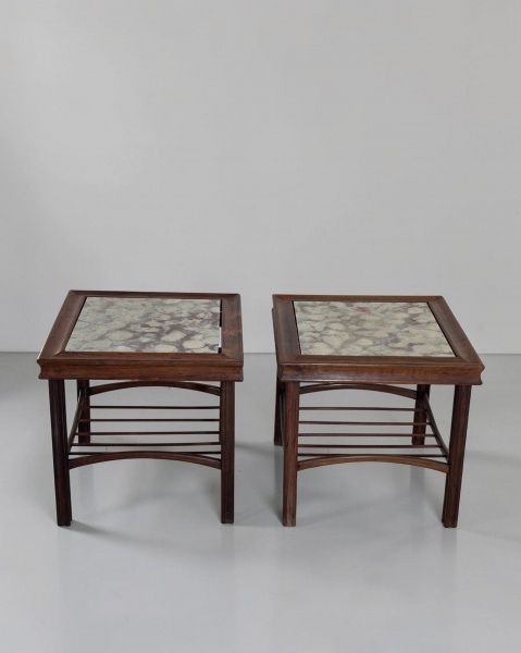 Par de Mesas Laterais - Elegante conjunto produzido em jacarandá maciço e mármore, reunindo a nobreza da madeira à sofisticação da pedra natural em uma composição de grande requinte. Medidas de cada m