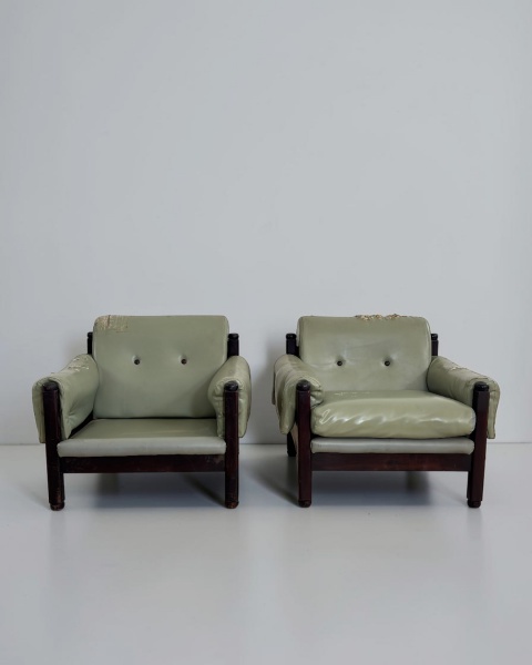 Par de Poltronas, Anos 60 - Elegante conjunto representativo do mobiliário brasileiro da década de 1960, produzido em jacarandá, madeira nobre amplamente valorizada por sua resistência, durabilidade e