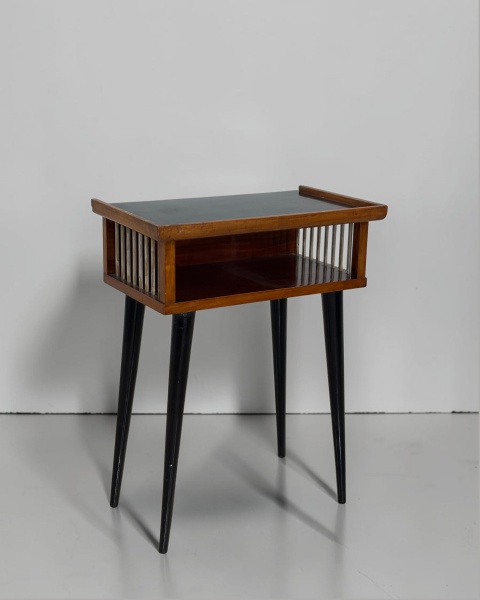 Mesa Auxiliar - Produzida em madeira nobre, destaca-se pela solidez construtiva e pela beleza natural dos veios da madeira, características que conferem elegância e versatilidade à peça. Medidas: 67 c