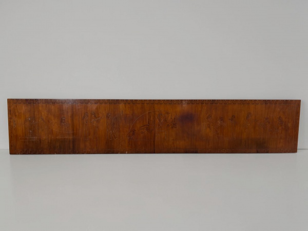 Painel com Arte Egípcia - Produzido em caviúna, destaca-se pela riqueza dos detalhes e pela beleza natural da madeira nobre, apresentando uma composição inspirada na arte do Antigo Egito, de grande im