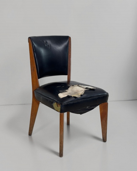 Cadeira, Lina Bo Bardi (atribuída) - Elegante peça de design atribuída a Lina Bo Bardi, caracterizada por linhas sóbrias e linguagem moderna, refletindo a estética funcional que marcou sua produção. M