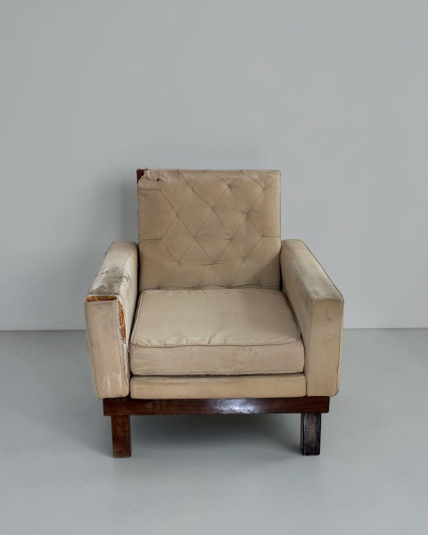 Poltrona, Anos 60 - Elegante exemplar do mobiliário brasileiro, destacando-se pelos pés em jacarandá maciço, madeira nobre reconhecida por sua resistência, durabilidade e beleza natural. Medidas: 80 c