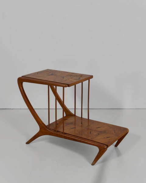 Mesa Auxiliar, Giuseppe Scapinelli - Produzida em caviúna, destaca-se pelo desenho elegante e pela qualidade construtiva, características marcantes da obra de Scapinelli. A madeira nobre confere à peç